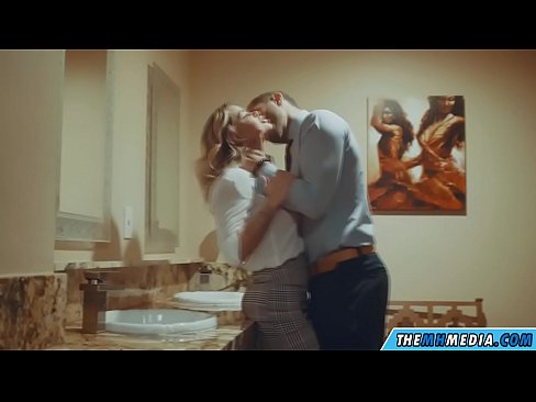 ❤️ 公衆トイレで巨乳金髪美女に誘惑されたら ️ ハードポルノ ❌️